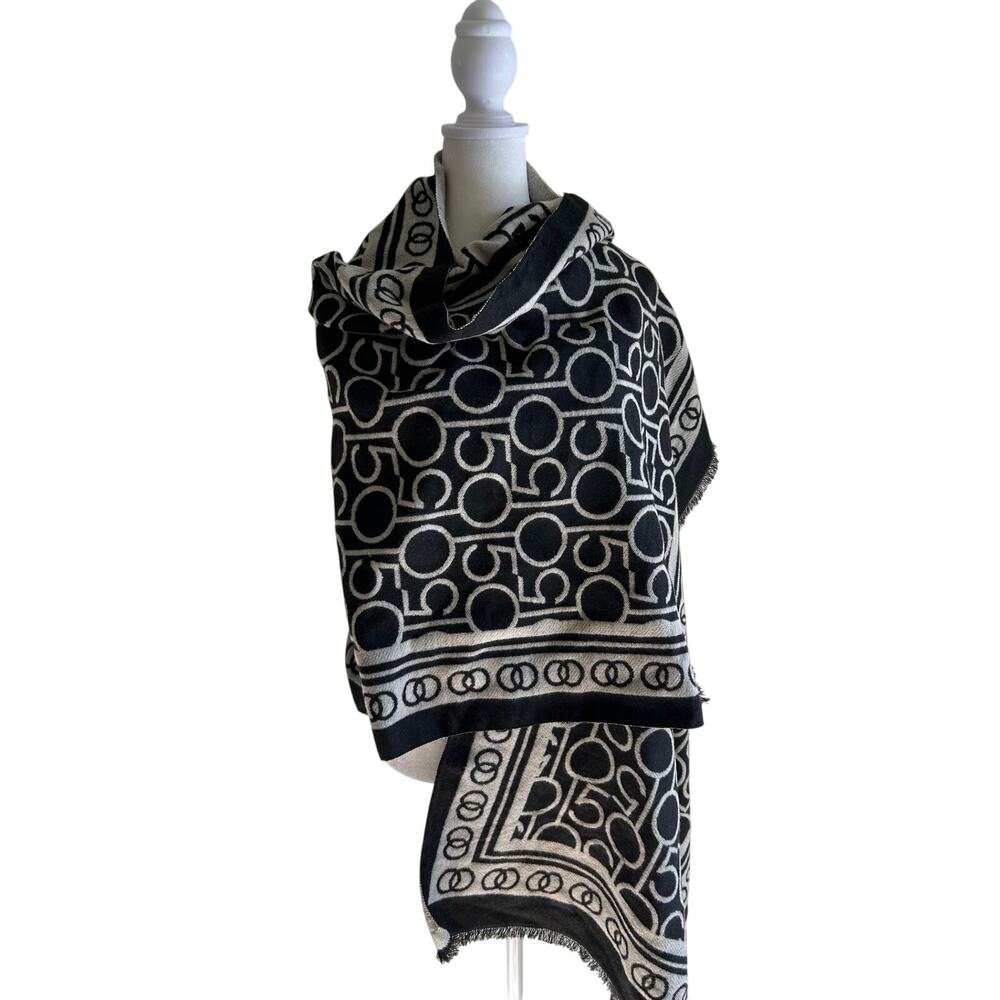 NWT Bloomingdales Exclusive Wrap Scarf 150 Logo 70x25 Black Gray Soft-Touch